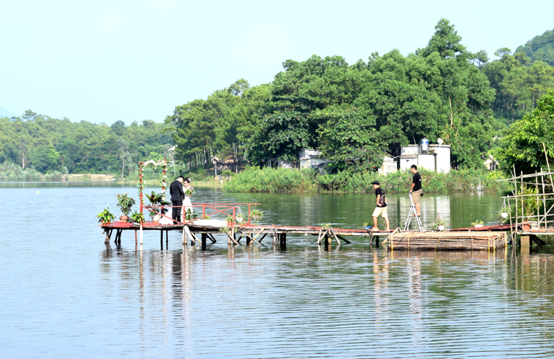 Hồ Yên Trung là nơi nhiều đôi uyên ương tìm đến để chụp ảnh cưới