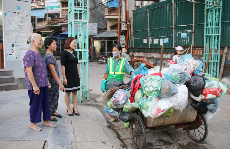Cán bộ, hội viên, phụ nữ khu phố 6, phường Bãi Cháy, TP Hạ Long giám sát thường xuyên hoạt động thu gom rác thải trên địa bàn dân cư.