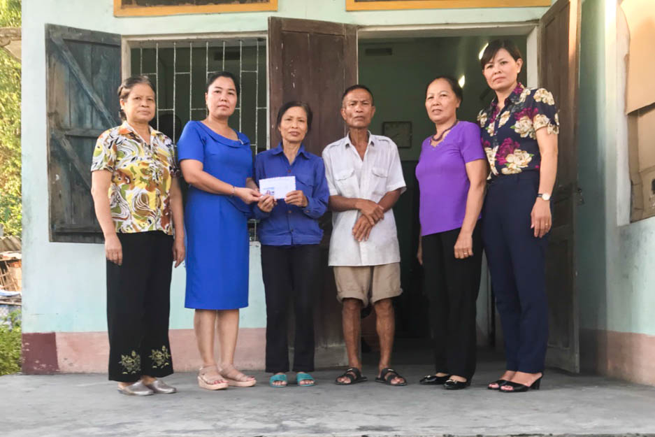 Chị Nguyễn Thị Thu Hà (thứ 2, trái sang) cùng các hội viên phụ nữ phường Cẩm Thịnh đến thăm hỏi gia đình khó khăn trên địa bàn.