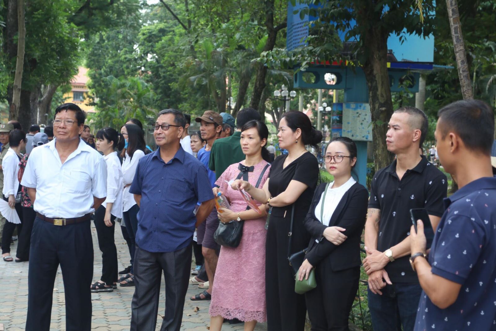 Người dân bày tỏ tiếc thương với Chủ tịch nước Trần Đại Quang