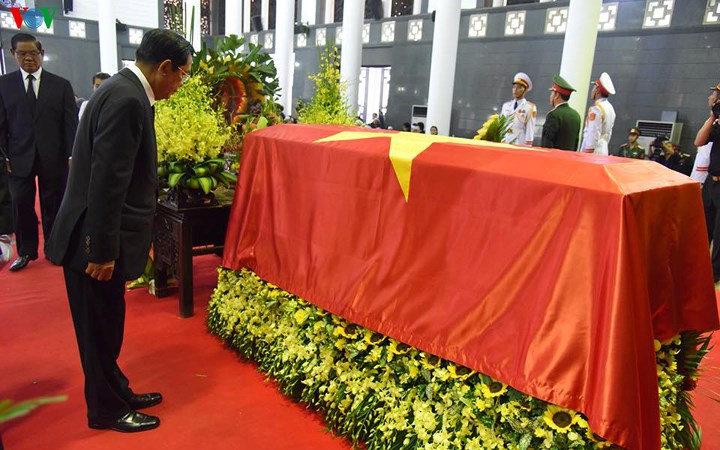 Thủ tướng Campuchia Hun Sen nghiêng mình bên linh cữu Chủ tịch nước Trần Đại Quang.