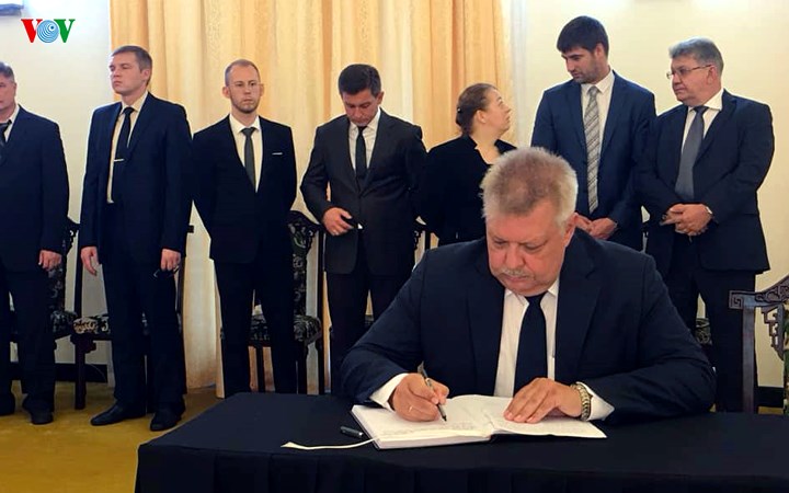 Tổng lãnh sự Nga tại TP HCM ghi sổ tang tại Hội trường Thống nhất TP HCM