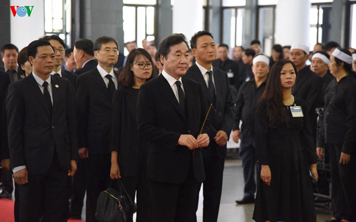 Thủ tướng Hàn Quốc Lee Nak Yon thắp hương viếng Chủ tịch nước Trần Đại Quang.