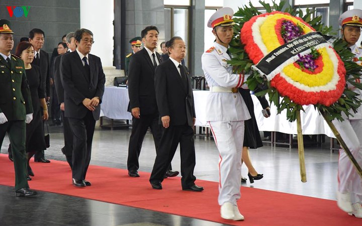 Đoàn đại biểu Nhật Bản viếng Chủ tịch nước Trần Đại Quang tại Nhà tang lễ Quốc gia.