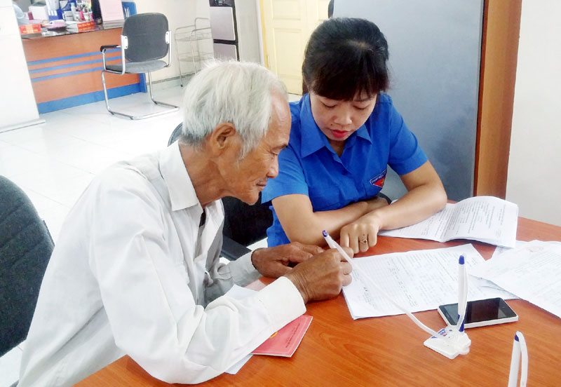 ĐVTN Quảng Yên hướng dẫn người dân về kê khai thủ tục hành chính.