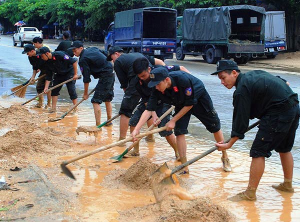 Đại cùng ĐVTN đơn vị giúp dân chống mưa lũ.
