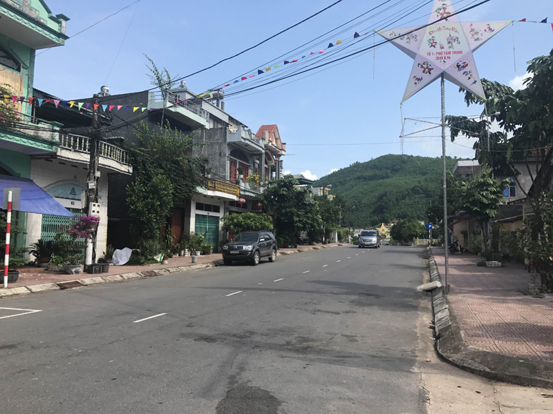 Đường giao thông ở khu Đông Tiến, thị trấn Tiên Yên luôn sạch sẽ, thoáng đãng đảm bảo ATGT 
