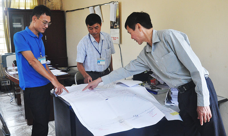 Cán bộ Trung tâm Phát triển quỹ đất huyện Đầm Hà kiểm đếm, lập phương án bồi thường GPMB