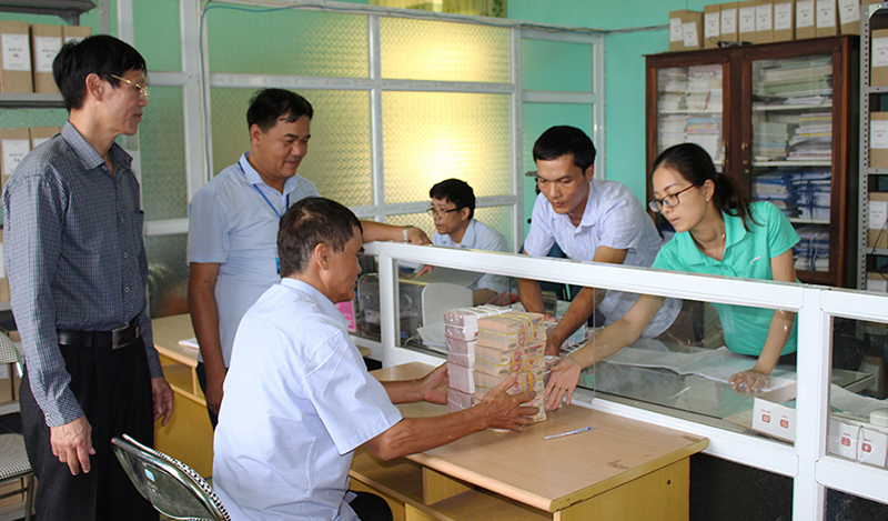 Người dân xã Tân BìnhCán bộ Trung tâm Phát triển quỹ đất huyện Đầm Hà kiểm đếm, lập phương án bồi thường GPMB 