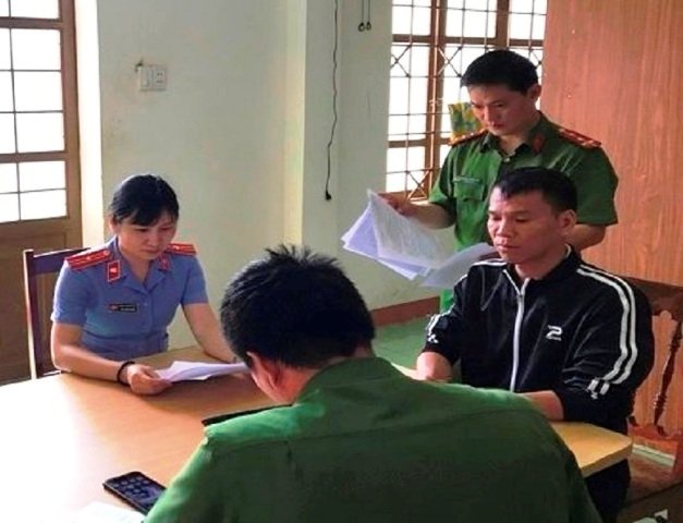 Bị can Nguyễn Duy Tuất (mặc áo khoác màu đen) bị bắt giữ.