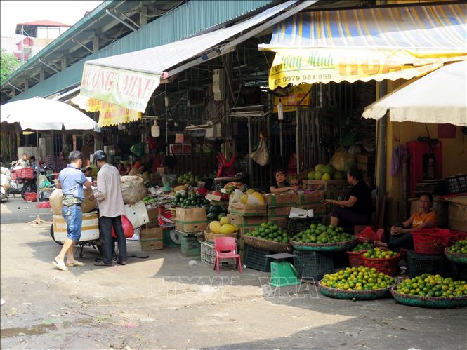 Các gian hàng hoa quả tại chợ Long Biên. Ảnh: Nguyễn Văn Cảnh/TTXVN