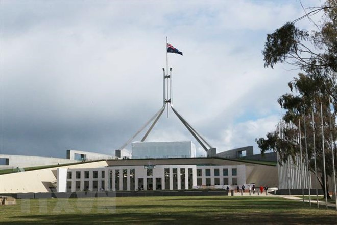 Quốc kỳ Australia được hạ thấp trên đỉnh tòa nhà Quốc hội ở thủ đô Canberra. (Ảnh: Khánh Linh/Australia)