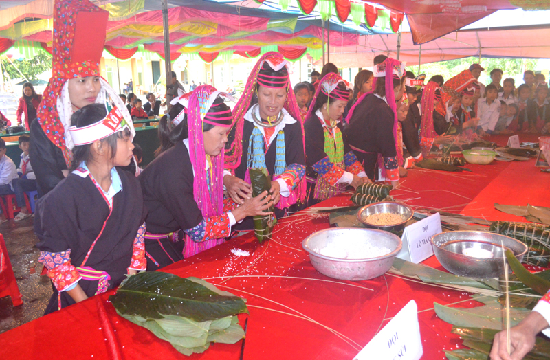 Phát triển du lịch ở thác Đôi cũng góp phần phát huy bản sắc dân tộc Dao ở Quảng Sơn. Ảnh buổi học ngoại khóa của trường Quảng Sơn năm 2017