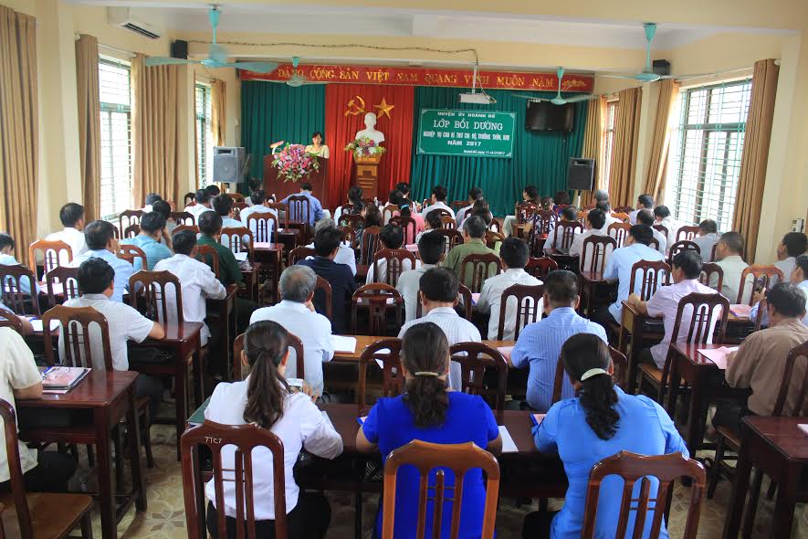 Huyện Hoành Bồ tổ chức lớp bồi dưỡng nghiệp vụ cho bí thư chi bộ, trưởng thôn khu. Ảnh: Hồng Phương (Trung tâm TT-VH Hoành Bồ).
