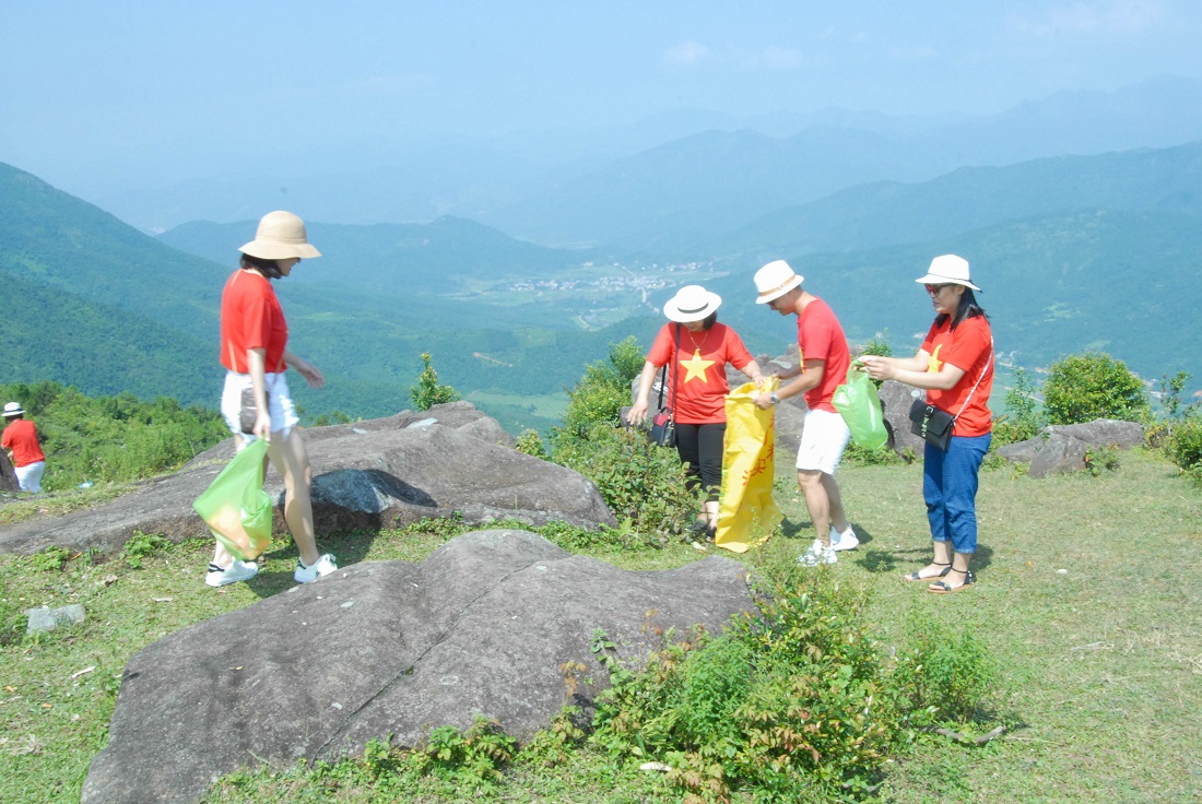 Du khách đến tham quan điểm cột mốc 1327 (Bình Liêu) tích cực tham gia thu gom rác thải nhựa.