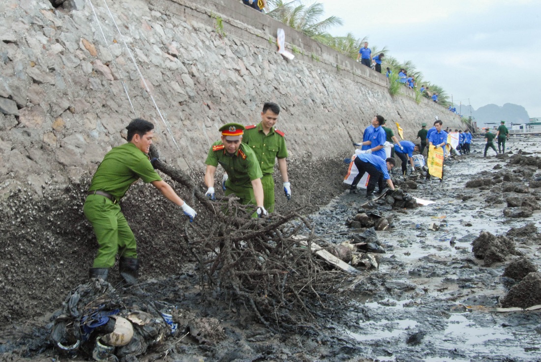 Các CBCS Đồn BP cửa khẩu cảng Cẩm Phả, Công an TP Cẩm Phả và đông đảo ĐVTN tham gia dọn rác biển Bến Do, hưởng ứng chiến dịch 