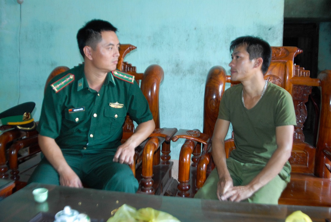 Anh Lỷ Nhục Phu (bên phải) trao đổi tình hình an ninh trật tự trong bản Vắn Tốc với cán bộ Đồn BP Quảng Đức.