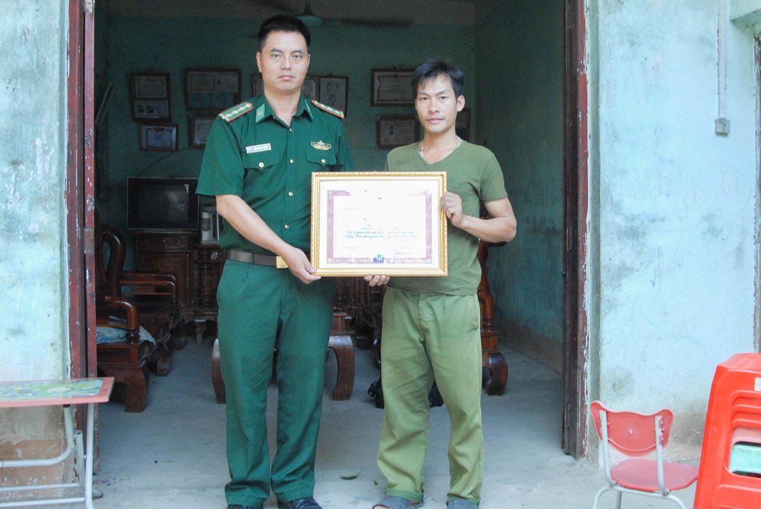 Anh Lỷ Nhục Phu (bên phải) được nhận giấy khen của UBND huyện Hải Hà vì có thành tích xuất sắc trong 10 năm thực hiện 