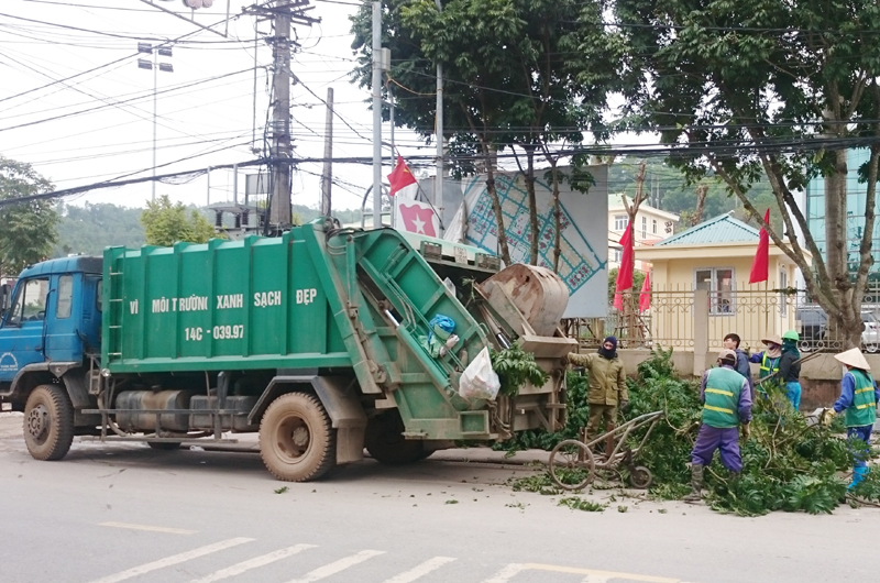 Công nhân Công ty Môi trường thu gom rác thải tại huyện Vân Đồn