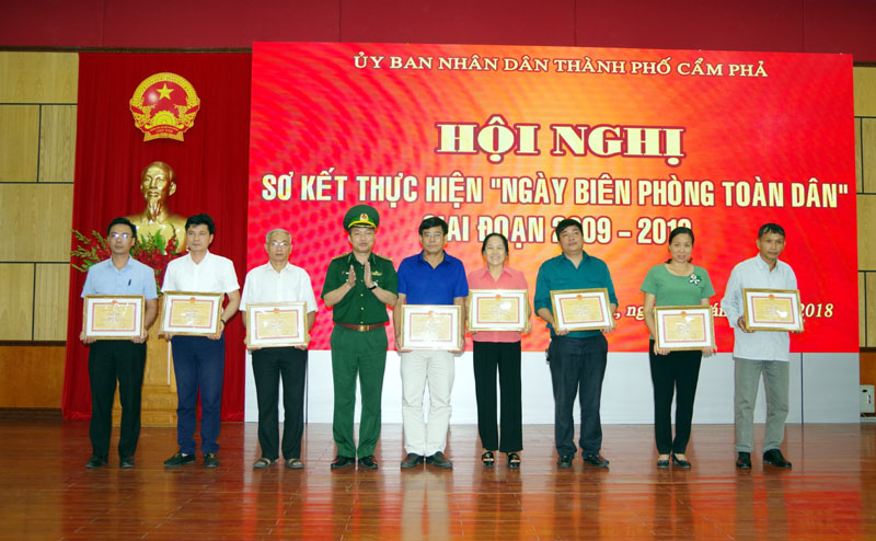 Đại tá Trần Văn Bừng, Bí thư Đảng ủy, Chính ủy BĐBP tỉnh trao thưởng cho những tập thể, cá nhân của TP Cẩm Phả vì có thành tích xuất sắc trong 10 năm thực hiện “Ngày Biên phòng” Giai đoạn 2009-2019