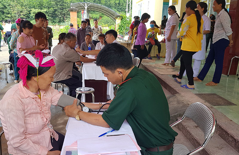 Khám chwuax bệnh và cấp phát thuốc miễn phí cho người dân xã Bắc Sơn.