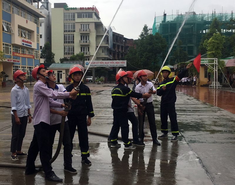 Thực hành lăng phun nước chữa cháy tại Trường Tiểu học, THCS, THPT Văn Lang.