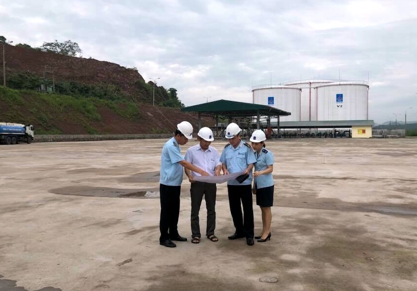 Lãnh đạo Chi cục Hải quan cửa khẩu cảng Cẩm Phả làm việc với đại diện Công ty TNHH Petrol Bình Minh tại Tổng kho xăng dầu Mông Dương.