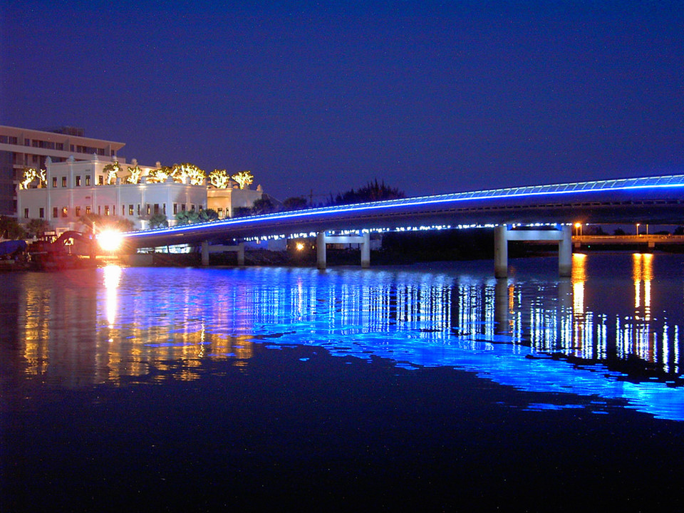 Cầu Ánh Sao: Cầu Ánh Sao thuộc khu đô thị Phú Mỹ Hưng (quận 7), là hình ảnh quen thuộc với người dân TP.HCM. Công trình này cũng là cầu bộ hành đầu tiên của Việt Nam có hệ thống đèn chiếu sáng sử dụng bằng pin thu năng lượng mặt trời. Ảnh: Cuongta45.