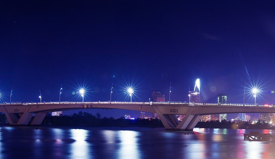 Cầu Thủ Thiêm: Cầu Thủ Thiêm nối hai bờ sông Sài Gòn thuộc quận 2 và quận Bình Thạnh. Cây cầu là điểm đến yêu thích của nhiều tay săn ảnh và giới trẻ bởi cảnh quan thoáng đãng và khoáng đạt. Ảnh: Trich85mm.