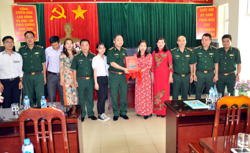 Cô Đỗ Thị Mỹ Hạnh trao tác phẩm dự thi cho lãnh đạo Bộ đội Biên phòng tỉnh