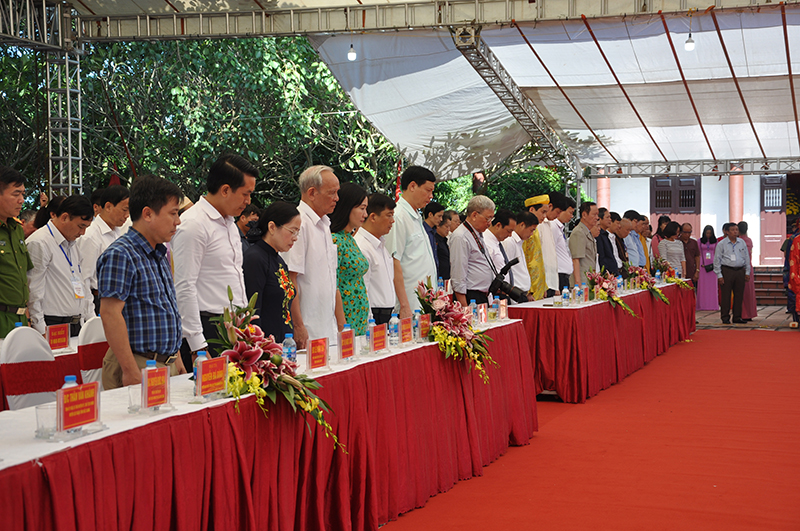 Các đại biểu dành một phút mặc niệm Chủ tịch nước Trần Đại Quang trước khi tiến hành các nghi lễ khai hội.