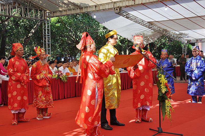 Lãnh đạo thị xã tuyên đọc chúc văn trong nghi lễ khai hội đền An Sinh 2018.