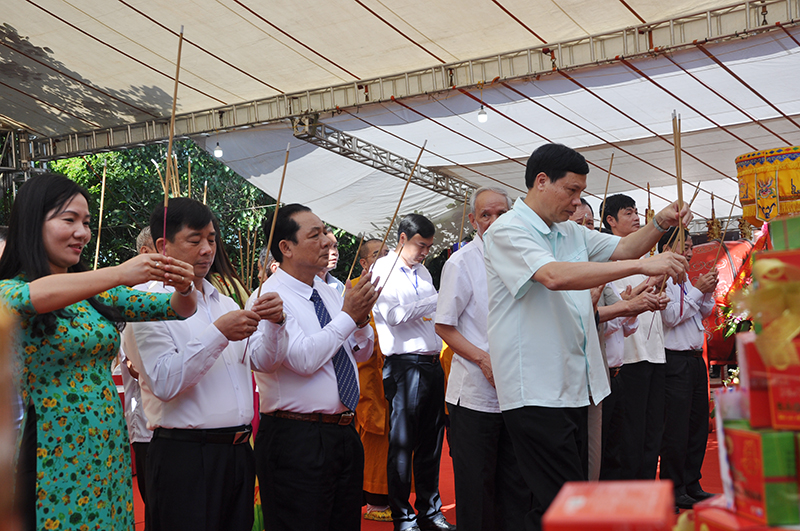 Các đại biểu dâng hương lên các vua Trần tại lễ khai hội.
