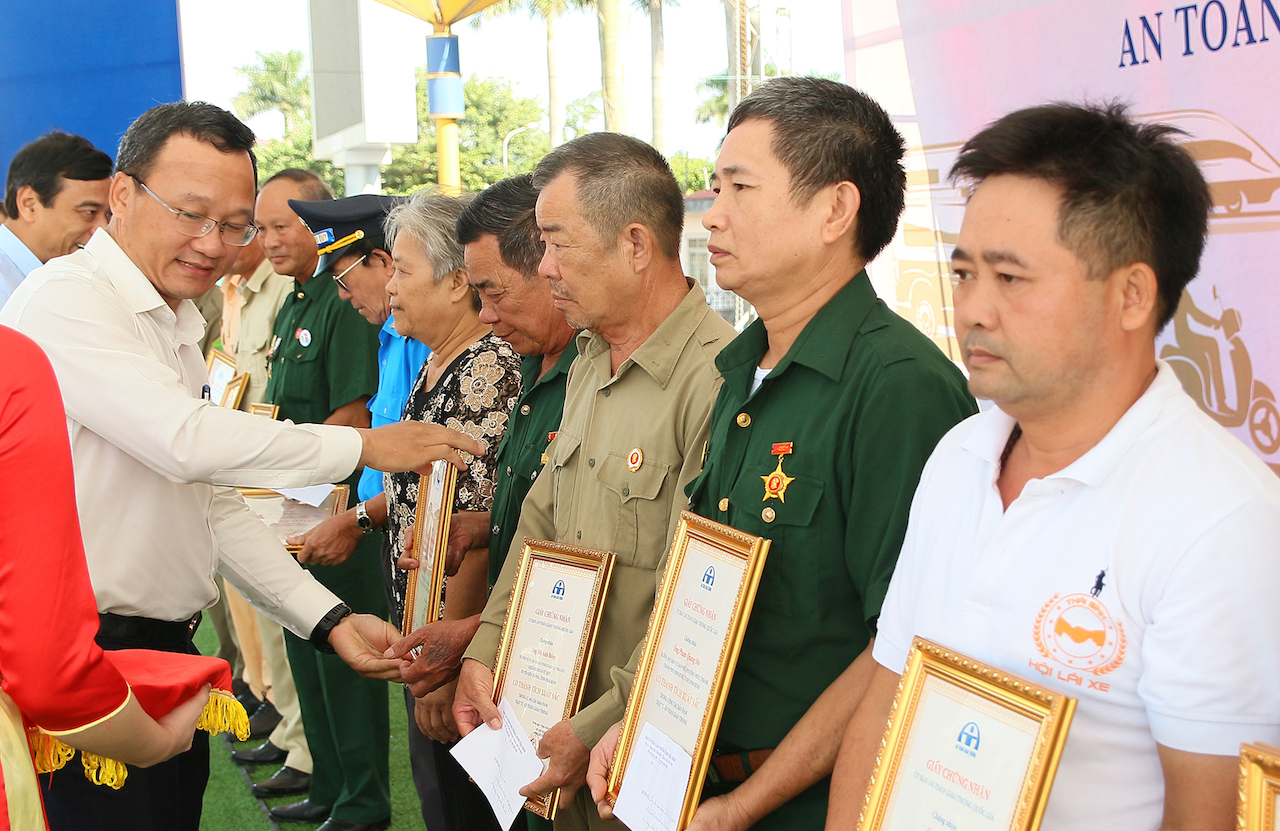 Lãnh đạo Uỷ ban ATGT quốc gia trao chứng nhận An toàn giao thông cho Ban ATGT TP. Thái Bình