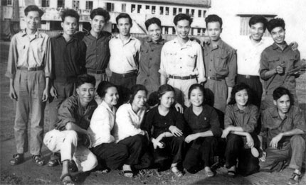 Đội Văn công xung kích chụp ảnh lưu niệm tại Cục Hậu cần trước giờ xuất phát ra chiến trường, ngày 23/11/1968. Ảnh tư liệu của Đoàn Nghệ thuật Quảng Ninh.