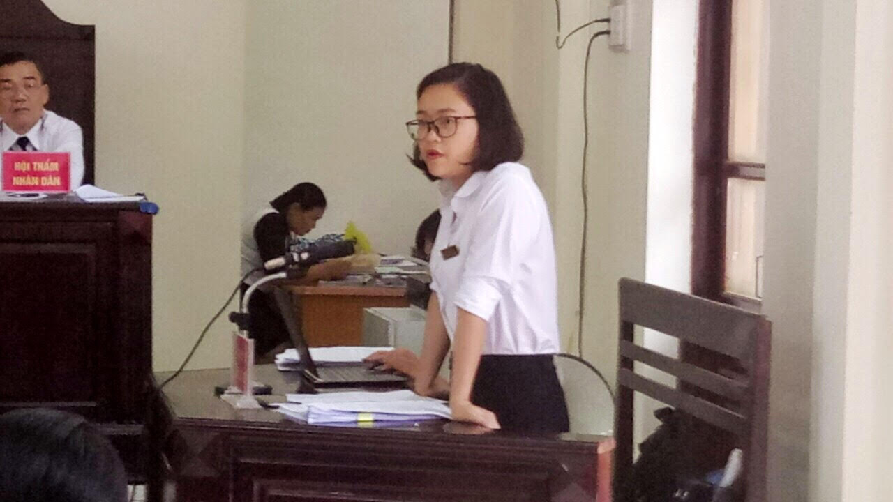Trợ giúp viên pháp lý bảo vệ quyền lợi cho ông Thắng, bà Hoa tại tòa án trong vụ bò lạc ở xã Tình Húc, huyện Bình Liêu.