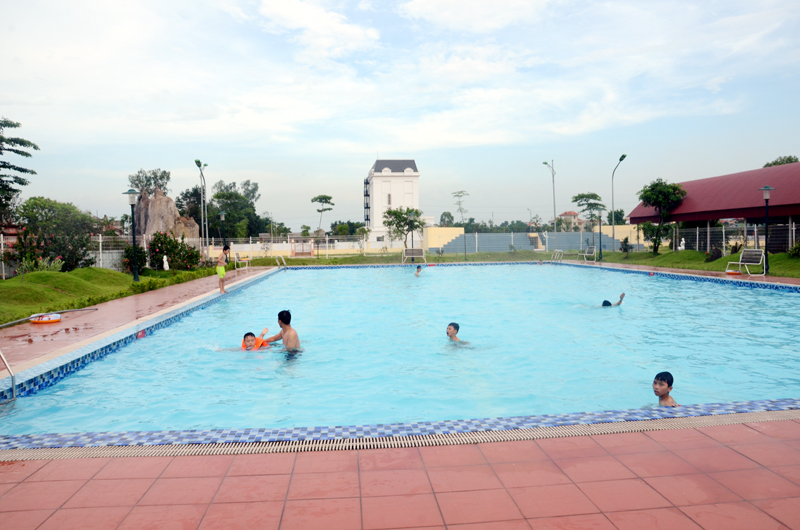 Trẻ em vui chơi tại bể bơi ở Trung tâm Văn hóa, thể thao phường Xuân Sơn, TX Đông Triều.