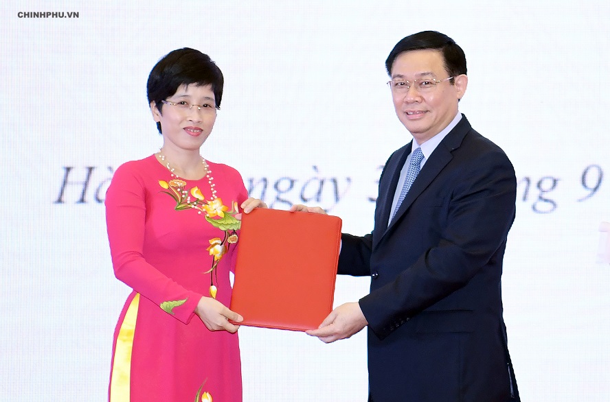 Phó Thủ tướng Vương Đình Huệ trao quyết định cho bà Nguyễn Thị Phú Hà. Ảnh VGP/Quang Hiếu