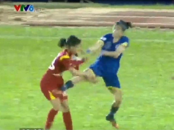 Các cầu thủ nữ đánh nhau ngay trên sân.