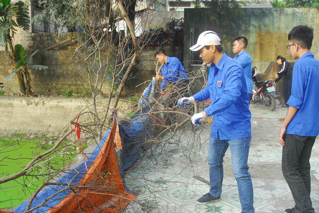 ĐVTN TP Cẩm Phả tích cực tham gia dọn vệ sinh môi trường, giữ gìn cảnh quan đô thị.
