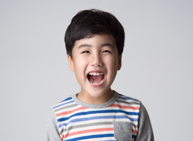 Tập cho bé đánh răng, dùng nước súc miệng để hạn chế các bệnh nha chu. Ảnh: Shutterstock.