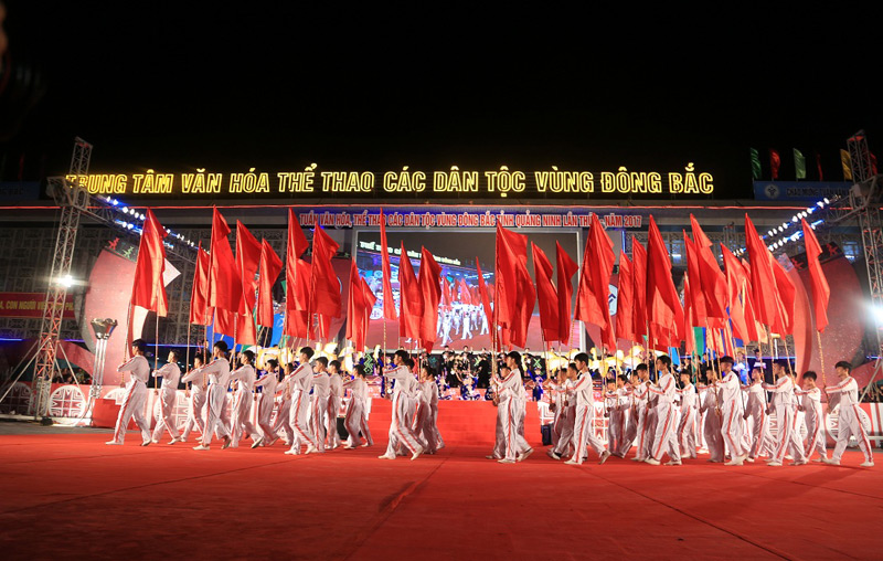 Rước cờ hồng tại Lễ khai mạc Tuần Văn háo, Thể thao các dân tộc vùng Đông Bắc tỉnh Quảng Ninh lần thứ I-2017