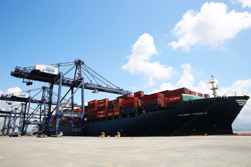 Tàu Huyndai Premium bốc dỡ hàng container tại Cảng Cái Lân.