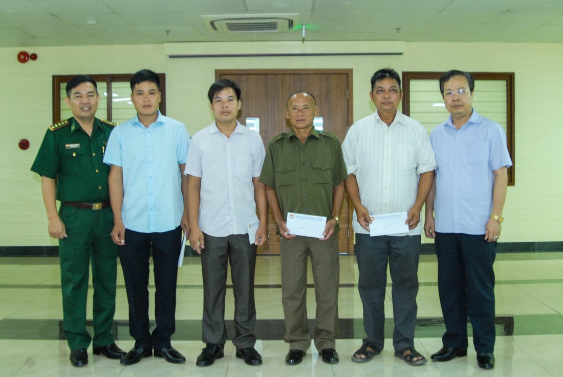 Lãnh đạo Ủy ban MTTQ tỉnh và Bộ Chỉ huy BĐBP tỉnh chụp ảnh lưu niệm cùng 4 đại diện tiêu biểu người có uy tín của tỉnh.