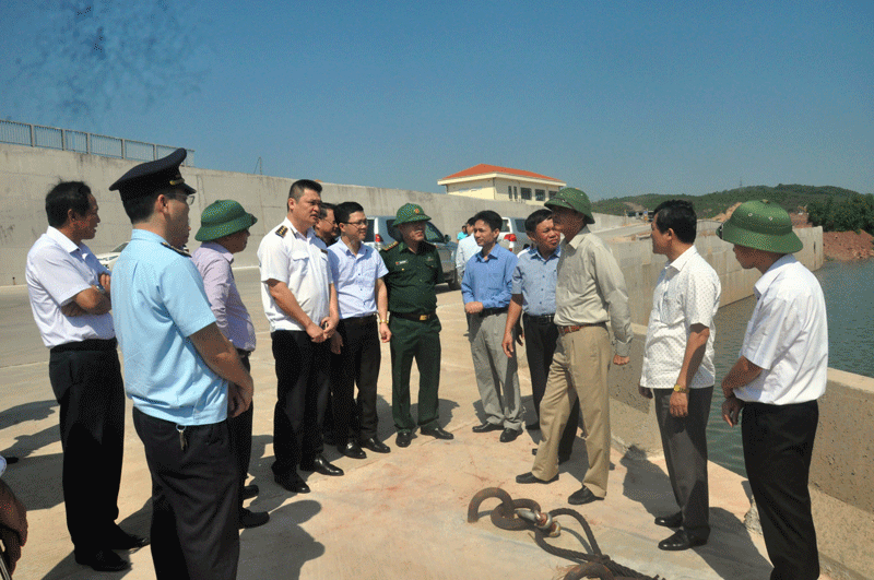 Đồng chí Thứ trưởng Thường trực Bộ NN&PTNT cùng thành viên đoàn công tác kiểm tra việc vận chuyển hàng hóa qua Cầu phao tạm km3+4 Hải Yên (Móng Cái)