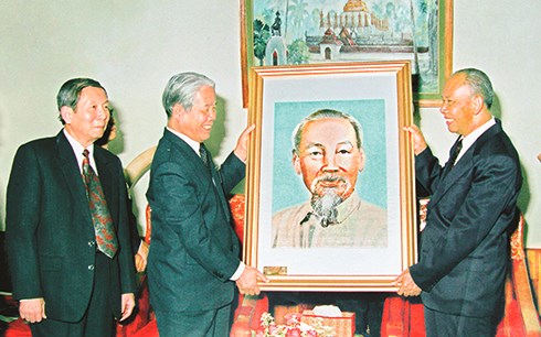Tổng Bí thư Đỗ Mười trao tặng Đảng Nhân dân Cách mạng Lào bức ảnh chân dung Chủ tịch Hồ Chí Minh ngày 17/3/1996 tại Vientiane. (Ảnh: Báo Sơn La)