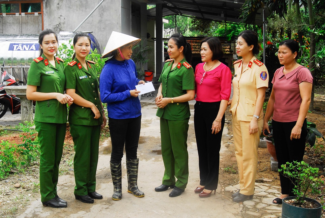 Hội LHPN TP Cẩm Phả và Hội Phụ nữ Công an thành phố thăm, hỗ trợ hộ chị chị Đặng Thành Thảo ở thôn 1, xã Cẩm Hải (thứ 3, trái sang) xây dựng vườn kiểu mẫu.