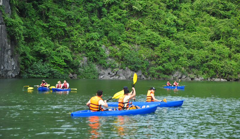 Khách du lịch chèo thuyền Kayak tham quan Hang Luồn, Vịnh Hạ Long