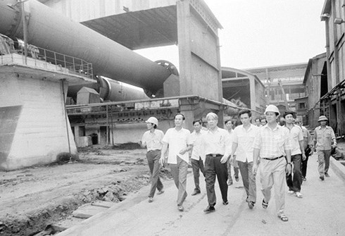 Chủ tịch Hội đồng Bộ trưởng Đỗ Mười thăm nhà máy ximăng Hải Phòng, ngày 25/3/1991. (Ảnh: Minh Đạo/TTXVN)