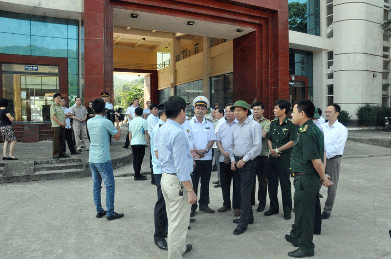 Đồng chí Đặng Huy Hậu kiểm tra và chỉ đạo các ngành chức năng tại khu vực Cửa khẩu Bắc Phong Sinh (Hải Hà) tăng cường công tác kiểm soát, xử lý vận chuyển gia súc, gia cầm trái phép qua biên giới.